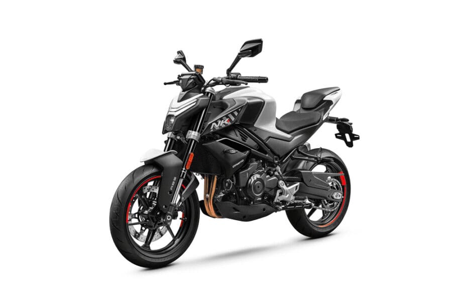 Moto CFMOTO 450 NK blanche