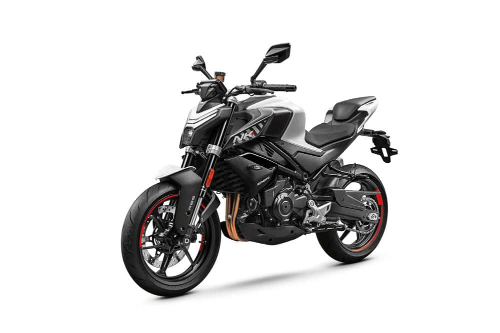 Moto CFMOTO 450 NK blanche